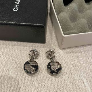 シャネル(CHANEL)のChanel レースパールピアス(ピアス)