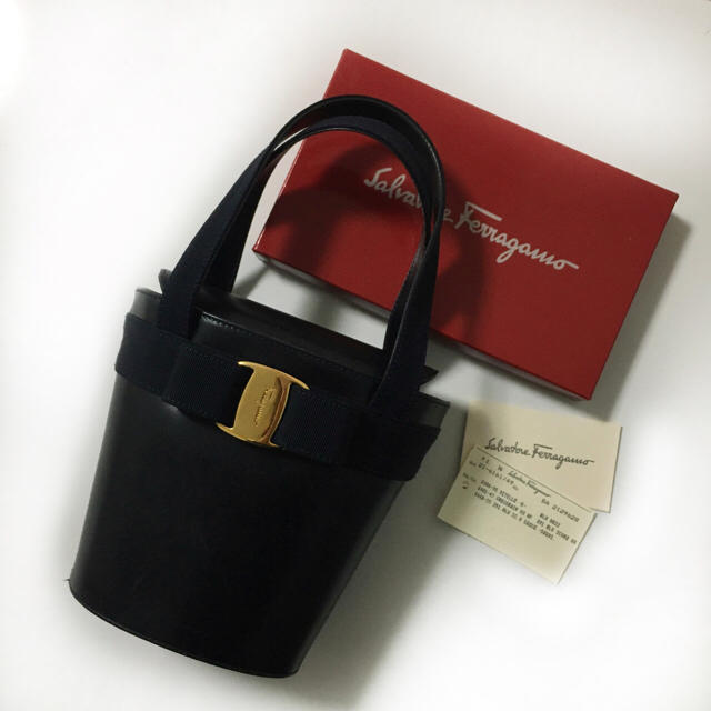 Salvatore Ferragamo(サルヴァトーレフェラガモ)のフェラガモ♡ヴァラリボン♡カーフ♡バケツ レディースのバッグ(ショルダーバッグ)の商品写真