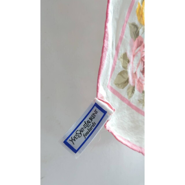 Yves Saint Laurent(イヴサンローラン)のYVES SAINT LAURENT 花柄 大判 シルク スカーフ マルチカラー レディースのファッション小物(バンダナ/スカーフ)の商品写真