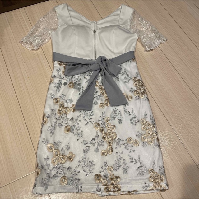 dazzy store(デイジーストア)のキャバ ドレス フロント ジップ フラワー 刺繍 レディースのフォーマル/ドレス(ミニドレス)の商品写真