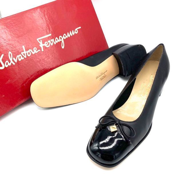 Salvatore Ferragamo(サルヴァトーレフェラガモ)の✨新品未使用✨フェラガモ 23.5cm レザー エナメル ブラック 太ヒール レディースの靴/シューズ(ハイヒール/パンプス)の商品写真