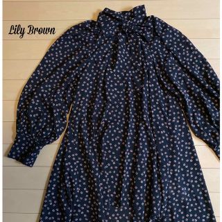 リリーブラウン(Lily Brown)のLily Brown ボウタイ付き花柄チュニック　ロングブラウス(チュニック)