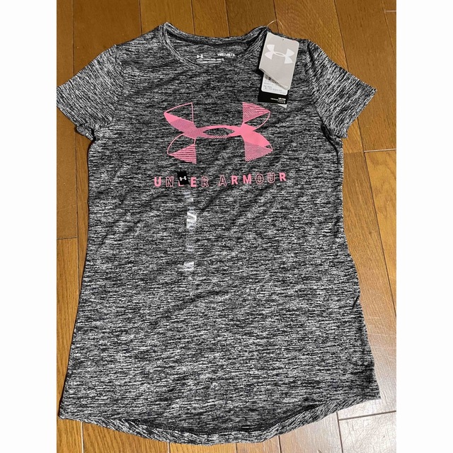 UNDER ARMOUR(アンダーアーマー)の【新品・タグ付き】アンダーアーマー　半袖 キッズ/ベビー/マタニティのキッズ服女の子用(90cm~)(Tシャツ/カットソー)の商品写真