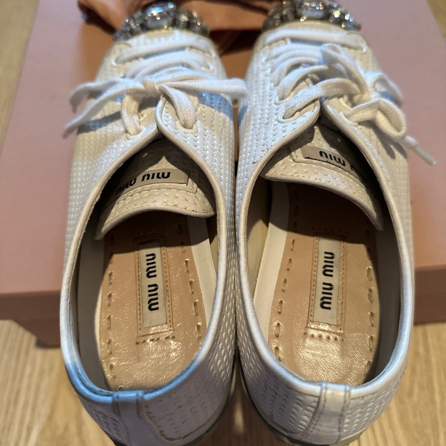 miumiu ビジュー付き　パンチング　レザースニーカー　36