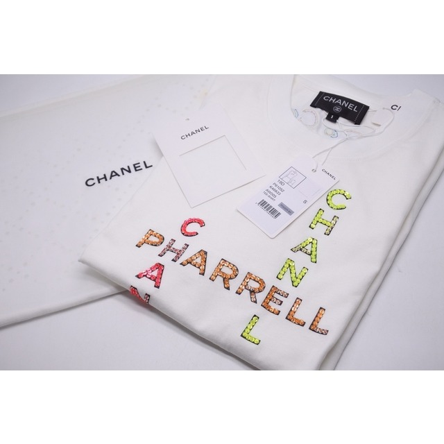 [USED/中古]CHANEL シャネル 半袖Ｔシャツ 激レア CHANEL X PHARRELL WILLIAMS シャネル ファレル コラボ  スパンコール ラインストーン ユニセックス 未使用タグ付 白 19D P61052K46833 AW005 ホワイト 綿 S P61052K46833  ...