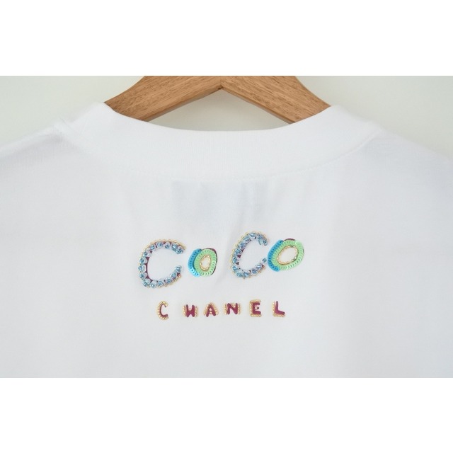 [USED/中古]CHANEL シャネル 半袖Ｔシャツ 激レア CHANEL X PHARRELL WILLIAMS シャネル ファレル コラボ  スパンコール ラインストーン ユニセックス 未使用タグ付 白 19D P61052K46833 AW005 ホワイト 綿 S P61052K46833  ...