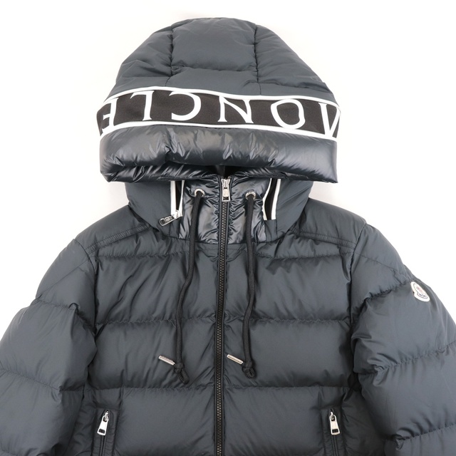 MONCLER(モンクレール)の美品 モンクレール 22AW Cardere フードロゴ ダウンジャケット メンズ 黒 1 ブルゾン 国内正規 MONCLER メンズのジャケット/アウター(ダウンジャケット)の商品写真