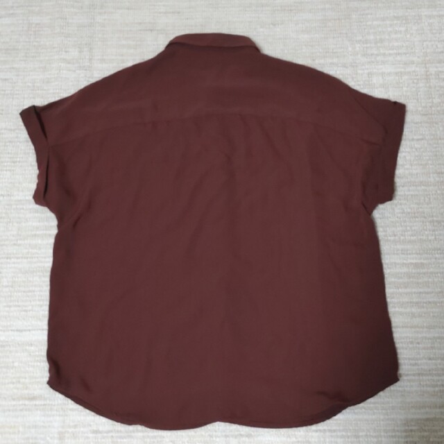 GU(ジーユー)のGU　ドレープシャツ　ブラウン　L レディースのトップス(シャツ/ブラウス(半袖/袖なし))の商品写真