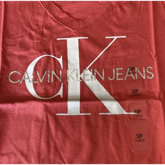 Calvin Klein(カルバンクライン)の【新品】カルバンクライン ジーンズ Vネック ロゴ Tシャツ ピンク S レディースのトップス(Tシャツ(半袖/袖なし))の商品写真