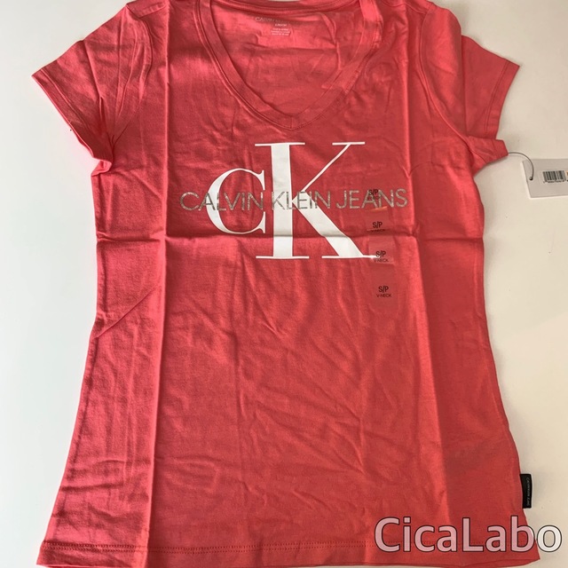 Calvin Klein(カルバンクライン)の【新品】カルバンクライン ジーンズ Vネック ロゴ Tシャツ ピンク S レディースのトップス(Tシャツ(半袖/袖なし))の商品写真