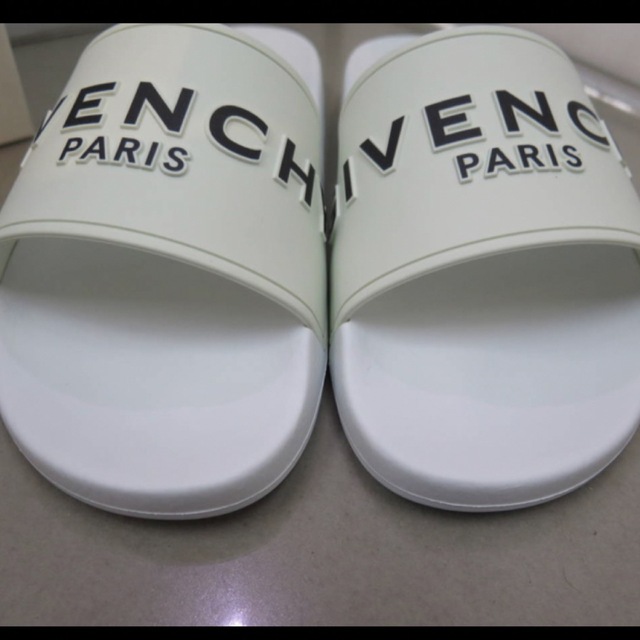 GIVENCHY(ジバンシィ)の新品未使用 GIVENCHY ロゴ シャワーサンダル 43 メンズの靴/シューズ(サンダル)の商品写真