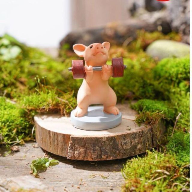 ダンベルを持ち上げる子豚のミニチュアフィギュア 置物の通販 by ももっち's shop｜ラクマ