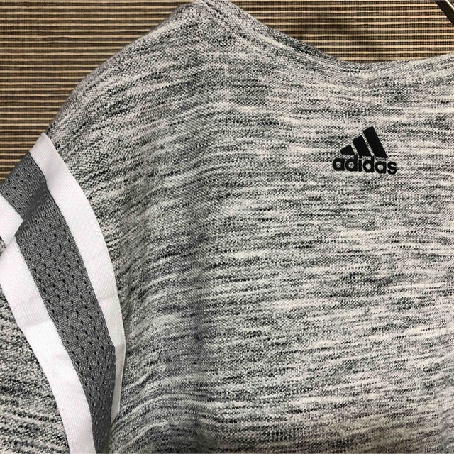 adidas(アディダス)の【アディダス】半袖Tシャツ　パフォーマンスロゴ　ワンポイント　霜降りグレー25 メンズのトップス(Tシャツ/カットソー(半袖/袖なし))の商品写真