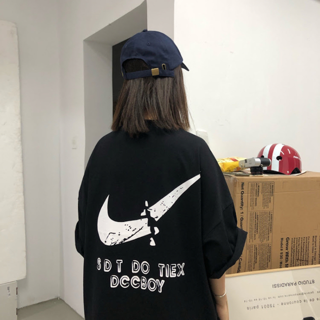 黒バックプリント ストリート Tシャツ オーバーサイズ 韓国 メンズ レディース レディースのトップス(Tシャツ(半袖/袖なし))の商品写真