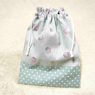 ハンドメイド 巾着 小物入れ 給食袋 いちご ストロベリー 女の子 くすみカラー(外出用品)