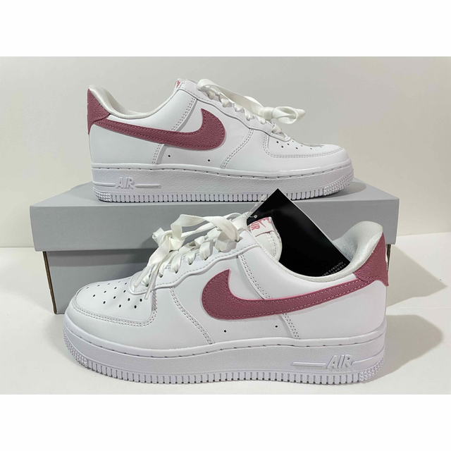 NIKE(ナイキ)の【新品】24cm NIKE WMNS エアフォース1 Desert Berry レディースの靴/シューズ(スニーカー)の商品写真