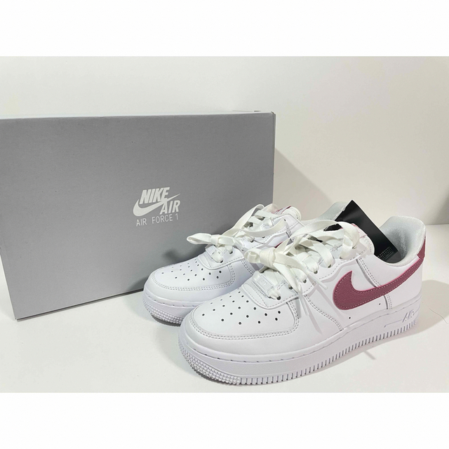 NIKE(ナイキ)の【新品】24cm NIKE WMNS エアフォース1 Desert Berry レディースの靴/シューズ(スニーカー)の商品写真