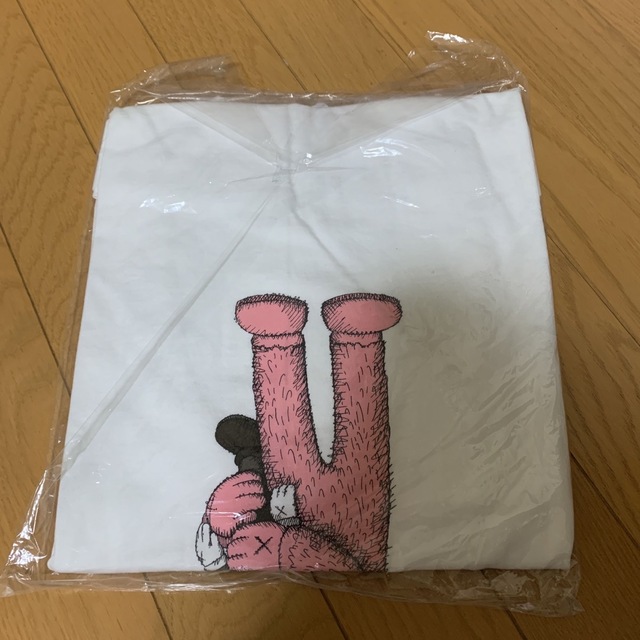 UNIQLO(ユニクロ)の新品　完売　UNIQLO ×KAWS コラボ　Tシャツ　M メンズのトップス(Tシャツ/カットソー(半袖/袖なし))の商品写真