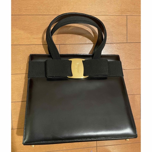 Salvatore Ferragamo(サルヴァトーレフェラガモ)のフェラガモ　リボンハンドバッグ レディースのバッグ(ハンドバッグ)の商品写真