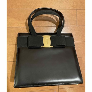 サルヴァトーレフェラガモ(Salvatore Ferragamo)のフェラガモ　リボンハンドバッグ(ハンドバッグ)