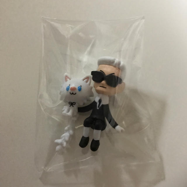 Karl Lagerfeld(カールラガーフェルド)のAlice様専用  KARL LAGERFELDお座りマスコット インテリア/住まい/日用品のインテリア小物(置物)の商品写真