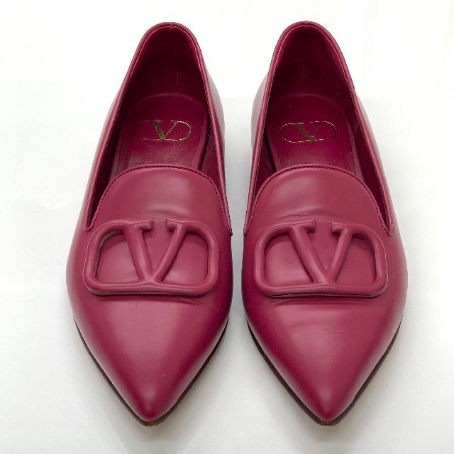 VALENTINO(ヴァレンティノ)の6395 ヴァレンティノ レザー Vロゴ フラットパンプス 赤紫 レディースの靴/シューズ(ハイヒール/パンプス)の商品写真