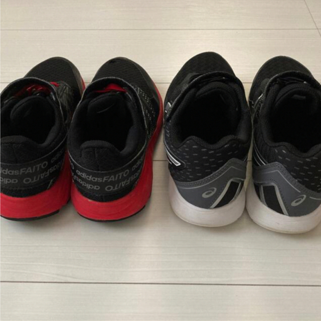 adidas(アディダス)のadidasファイト　asicsレーザービーム　　スニーカー　2足　キッズ キッズ/ベビー/マタニティのキッズ靴/シューズ(15cm~)(スニーカー)の商品写真