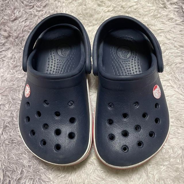 crocs(クロックス)のs245 crocs クロックス キッズサンダル 4C5 ネイビー白赤 シンプル キッズ/ベビー/マタニティのベビー靴/シューズ(~14cm)(スリッポン)の商品写真