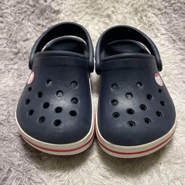 crocs(クロックス)のs245 crocs クロックス キッズサンダル 4C5 ネイビー白赤 シンプル キッズ/ベビー/マタニティのベビー靴/シューズ(~14cm)(スリッポン)の商品写真