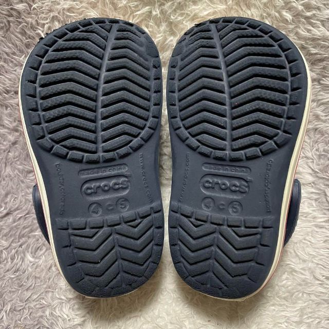 crocs(クロックス)のs245 crocs クロックス キッズサンダル 4C5 ネイビー白赤 シンプル キッズ/ベビー/マタニティのベビー靴/シューズ(~14cm)(スリッポン)の商品写真