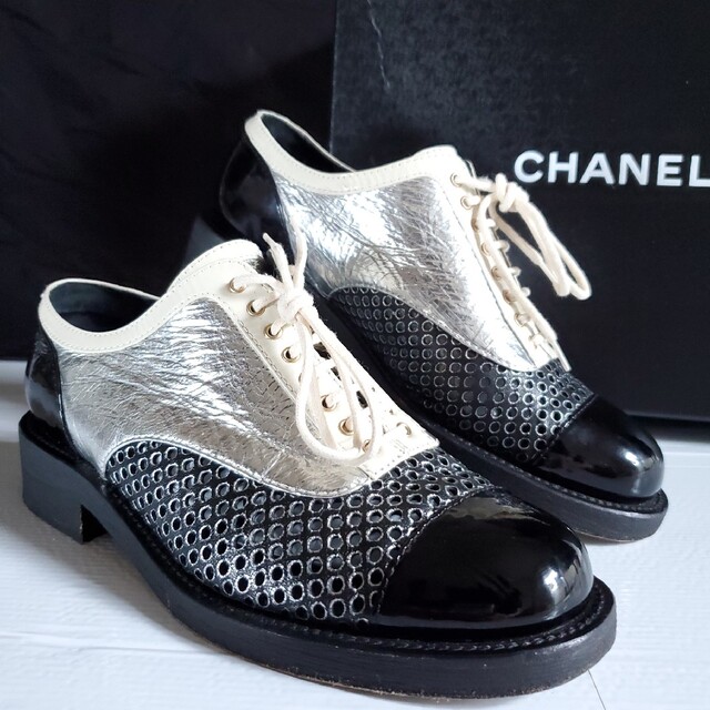 CHANEL(シャネル)のgun’s様 専用CHANEL シャネル ココマーク パテントレザー シューズ レディースの靴/シューズ(ローファー/革靴)の商品写真