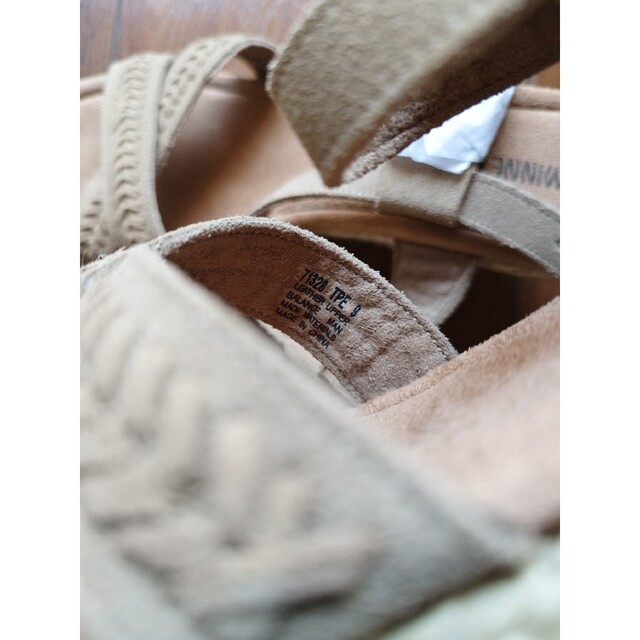 Minnetonka(ミネトンカ)の新品未使用|MINNETONKA ミネトンカ 交差一文字　レザー　サンダル レディースの靴/シューズ(サンダル)の商品写真