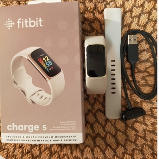 Fitbit Charge 5 【Suica対応】トラッカー ルナホワイト(トレーニング用品)