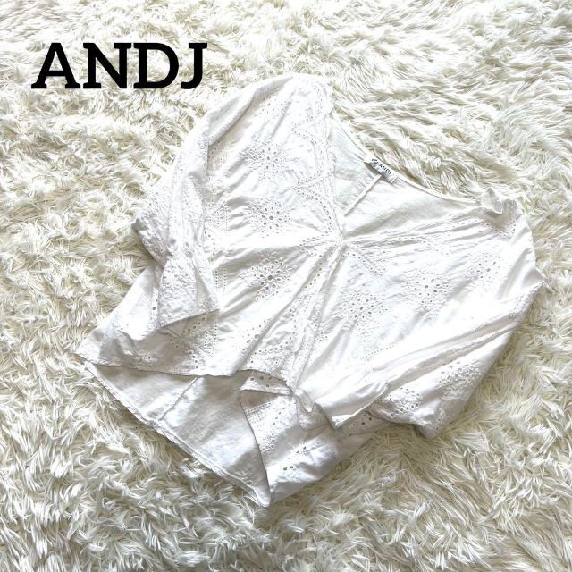 ANDJ(アンドジェイ)のANDJ アンドジェイ　白　ホワイト　トップス レディースのトップス(シャツ/ブラウス(長袖/七分))の商品写真