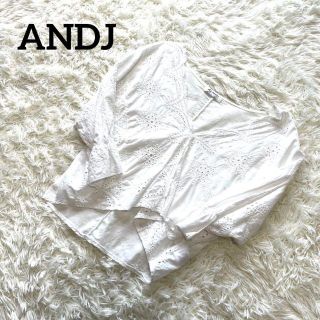 アンドジェイ(ANDJ)のANDJ アンドジェイ　白　ホワイト　トップス(シャツ/ブラウス(長袖/七分))