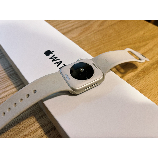 Apple Watch SE 第2世代 （GPSモデル）- 40mmスターライト