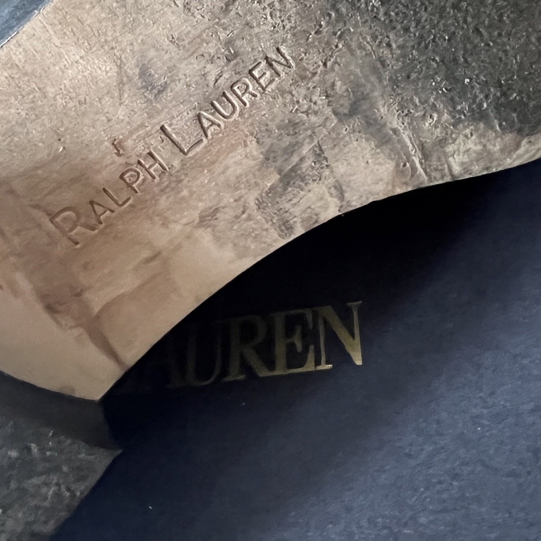 Ralph Lauren(ラルフローレン)のRALPH LAUREN  シルバーロゴプレート　ブラックローファー レディースの靴/シューズ(ローファー/革靴)の商品写真