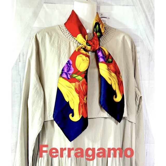 Salvatore Ferragamo(サルヴァトーレフェラガモ)のフェラガモ　Ferragamo 鮮やかな　お花柄　シルクスカーフ レディースのファッション小物(バンダナ/スカーフ)の商品写真
