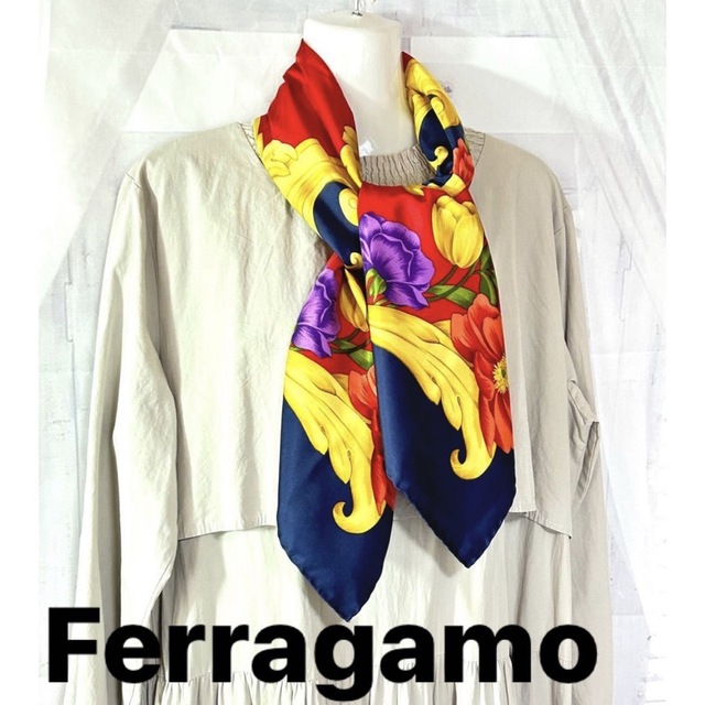 Salvatore Ferragamo(サルヴァトーレフェラガモ)のフェラガモ　Ferragamo 鮮やかな　お花柄　シルクスカーフ レディースのファッション小物(バンダナ/スカーフ)の商品写真