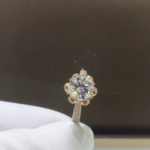 【2カラット 】輝くモアサナイト  ピアス　K18PG レディースのアクセサリー(リング(指輪))の商品写真