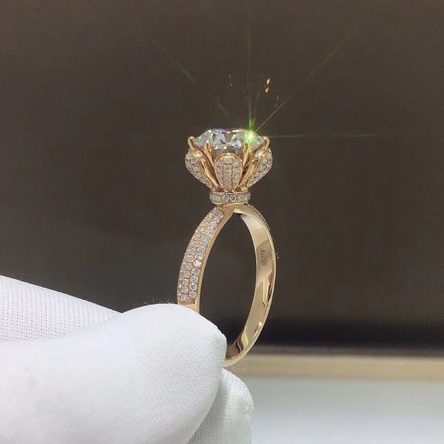 【2カラット 】輝くモアサナイト  ピアス　K18PG レディースのアクセサリー(リング(指輪))の商品写真