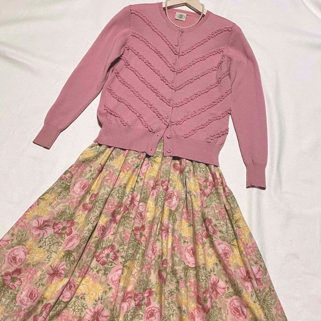 LAURA ASHLEY(ローラアシュレイ)のローラアシュレイ　Laura Ashley　レトロな花柄　フレア　スカート　9号 レディースのスカート(ロングスカート)の商品写真