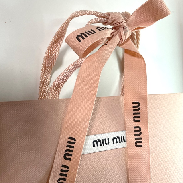 miumiu(ミュウミュウ)のmiumiu 空箱リボン 紙袋 レディースのバッグ(ショップ袋)の商品写真