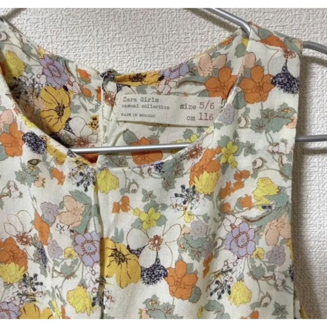 ZARA KIDS(ザラキッズ)のZARAザラ  リバティ風花柄ノースリーブシャツ　タンクトップ キッズ/ベビー/マタニティのキッズ服女の子用(90cm~)(ブラウス)の商品写真