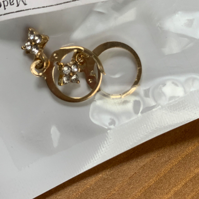 ピアス　シーイン　花　フラワー　イエロー　ゴールド　ストーン レディースのアクセサリー(ピアス)の商品写真