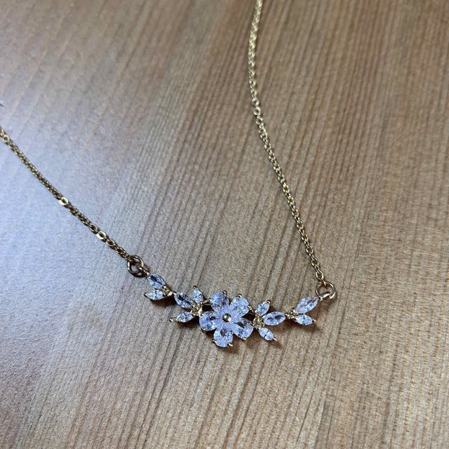 ネックレス　フラワー　イエロー　ゴールド　シーイン　花　リーフ レディースのアクセサリー(ネックレス)の商品写真