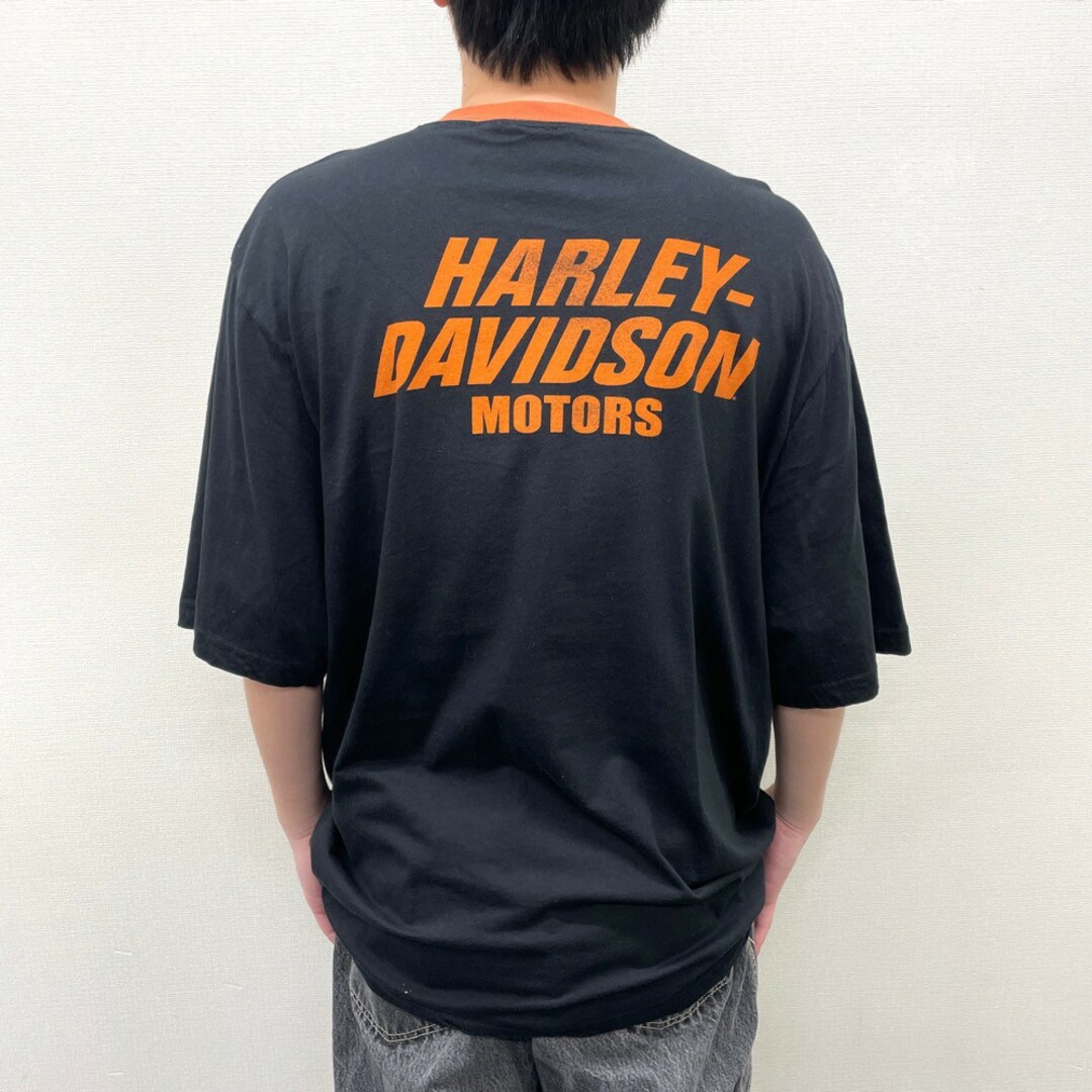 Hurley(ハーレー)の【中古】 ハーレー ダビッドソン HARLEY-DAVIDSON ヘンリーネック Tシャツ 半袖 ショートスリーブ ロゴ プリント サイズ：3XL ブラック×オレンジ 古着 中古 mellow メンズのトップス(Tシャツ/カットソー(半袖/袖なし))の商品写真