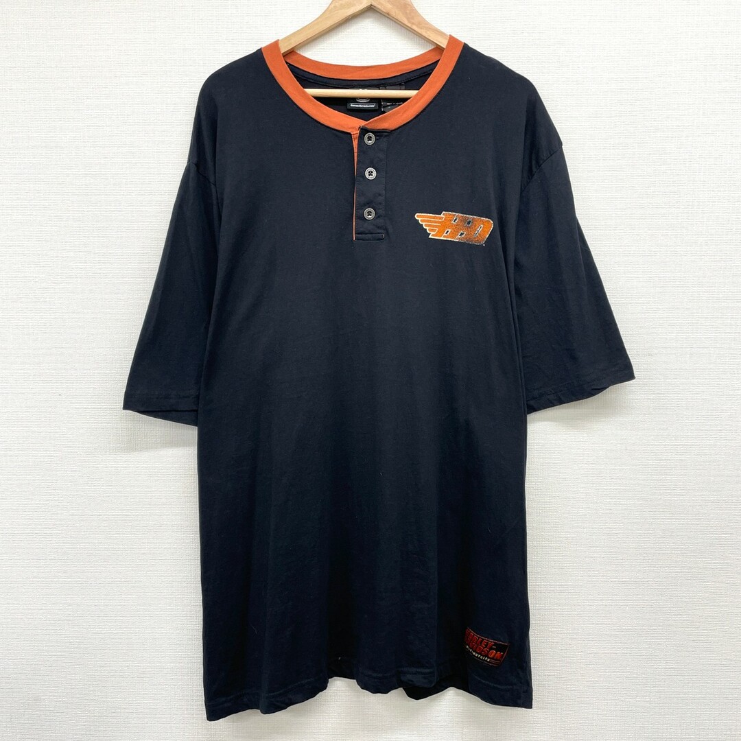 Hurley(ハーレー)の【中古】 ハーレー ダビッドソン HARLEY-DAVIDSON ヘンリーネック Tシャツ 半袖 ショートスリーブ ロゴ プリント サイズ：3XL ブラック×オレンジ 古着 中古 mellow メンズのトップス(Tシャツ/カットソー(半袖/袖なし))の商品写真