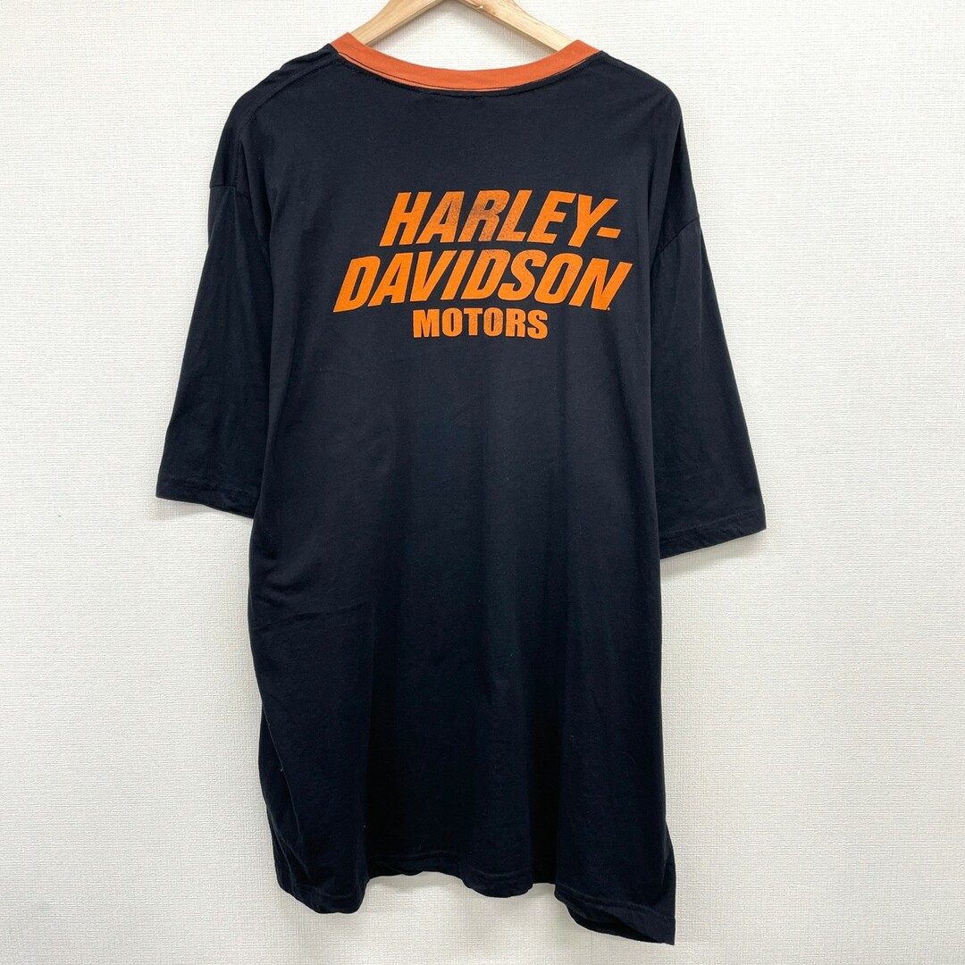 Hurley(ハーレー)の【中古】 ハーレー ダビッドソン HARLEY-DAVIDSON ヘンリーネック Tシャツ 半袖 ショートスリーブ ロゴ プリント サイズ：3XL ブラック×オレンジ 古着 中古 mellow メンズのトップス(Tシャツ/カットソー(半袖/袖なし))の商品写真