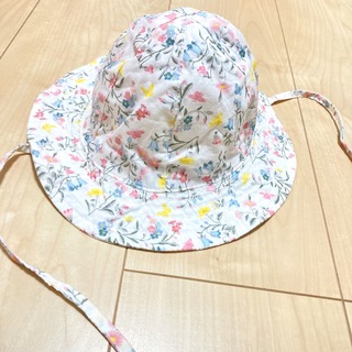 エイチアンドエム(H&M)のH&M 花柄 ベビー帽子 46cm(帽子)